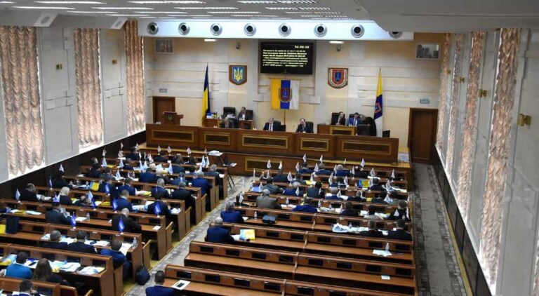 Співробітники Одеської облради підвищили собі зарплати і премії