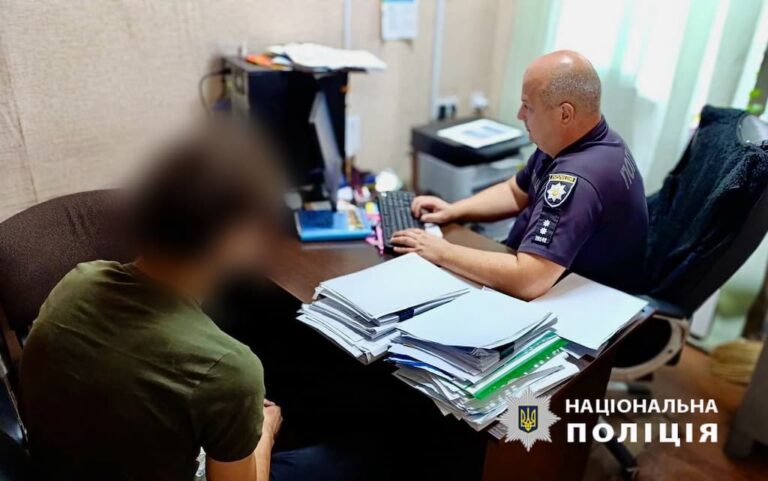 В Одесі чоловік у військовій формі з пістолетом пограбував перехожого: ким виявився грабіжник