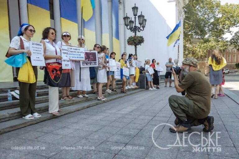 «Гроші на ЗСУ»: традиційний пікет біля одеської мерії відвідав іноземний журналіст (фото)