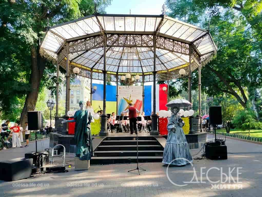 Дюк, Ейфелева вежа та великий концерт: французький колорит в одеському Міському саду