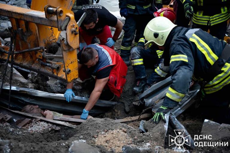 У порту Одеси обвалився склад – під завалами залишилися люди (фото, відео)