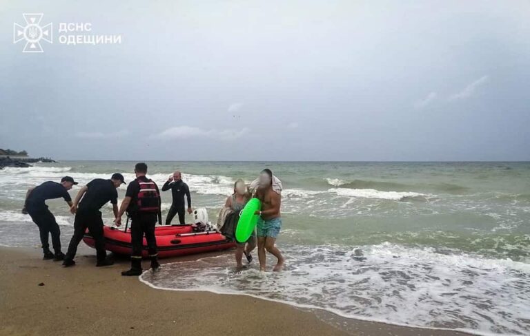 На пляжі під Одесою чоловік вирішив поплавати у шторм на надувному крузі: чим усе закінчилося все
