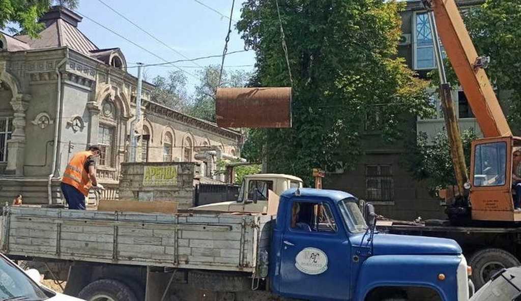 Ремонт затягнувся: мешканці трьох районів Одеси понад добу провели без води