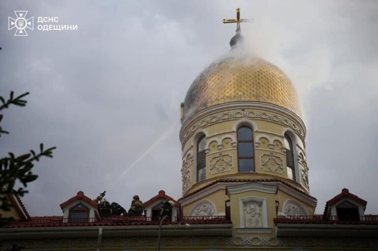 В Одесі від влучання блискавки спалахнув купол монастиря (фото, відео)