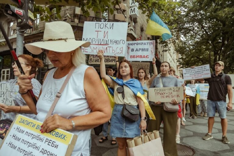 Одесити закликають витрачати гроші на армію, а не сумнівні тендери (фоторепортаж)