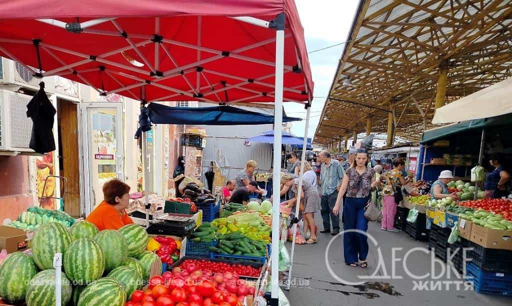 Ціни на Привозі наприкінці літа: «Спочатку прогуляємось, потім – за продуктами»