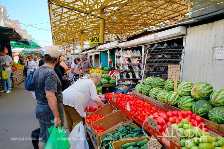 Одеський серпневий Привоз: спекотні ціни на спекотні продукти