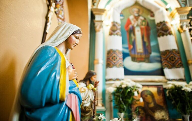 Церква і донати – чи можна робити пожертви на зброю