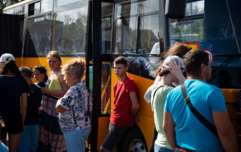 Евакуація дітей в Донецькій області – вивозять неповнолітніх з майже 28 населених пунктів