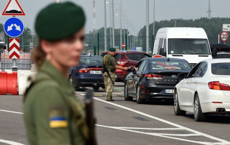 Прикордонники викрили угорця, який намагався ввезти в Україну наркотики, відео