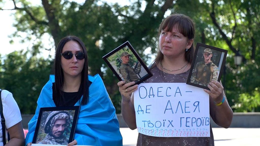 «Де Алея Героїв?”: в Одесі родичі загиблих Захисників зібралися на акцію