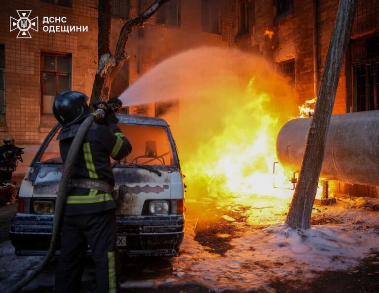 В Одесі спалахнула цистерна з газом: вогонь перекинувся на будинок, є жертва (відео)