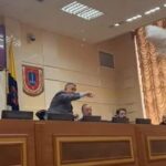 Голові Одеської облради подарували подушку з доларами (відео)