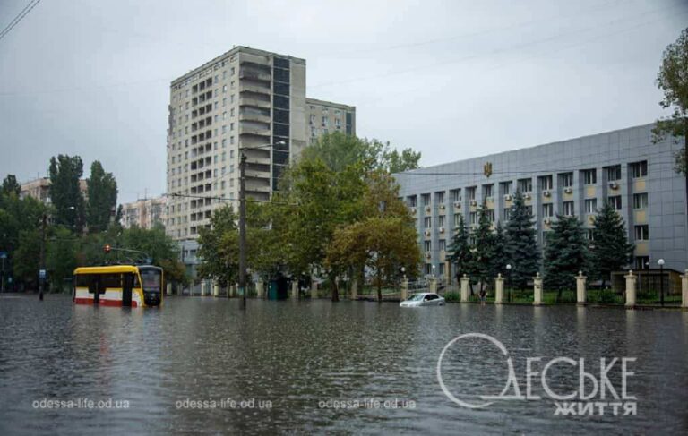 В Одесі на Балківській потонули авто і трамваї (фоторепортаж)