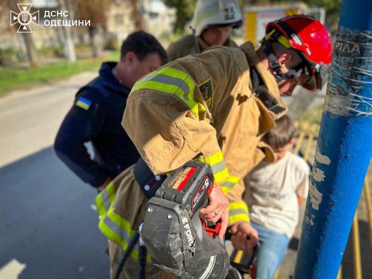 В Одеській області врятували дитину з металевої «пастки» (фото)