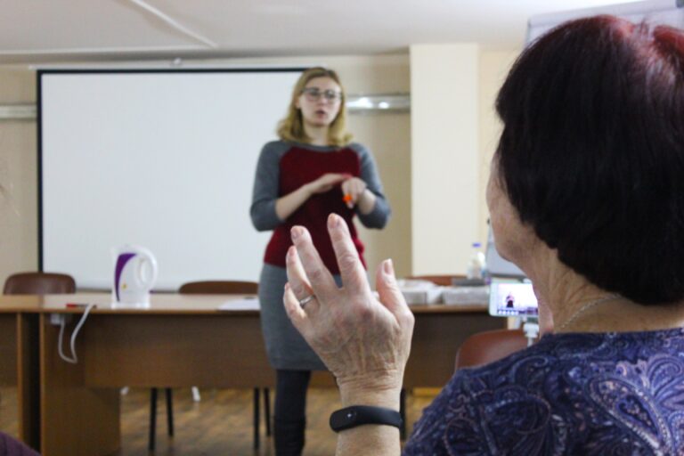 Мова жестів: із чого вона складається та як спілкуються люди з проблемами слуху