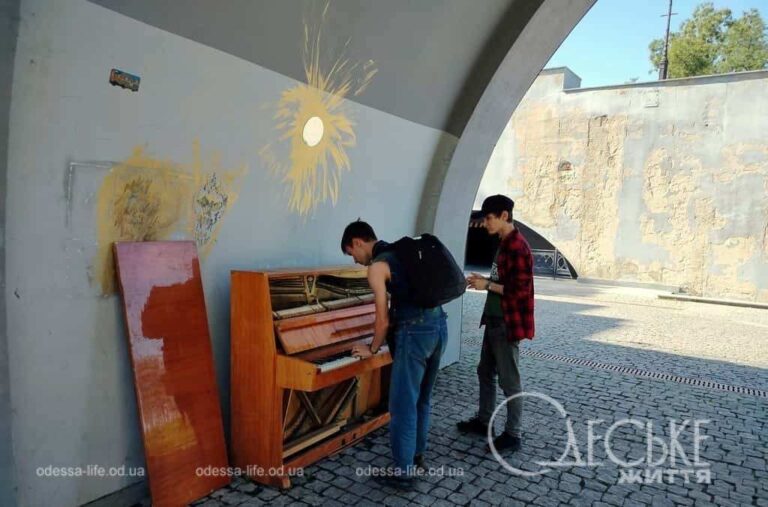 В Одесі під Потьомкінськими сходами з’явилось сховище з фортепіано (фото)