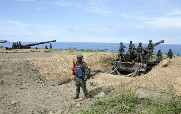 Тайвань оголосив повну бойову готовність у відповідь на випробування Китаєм ракет