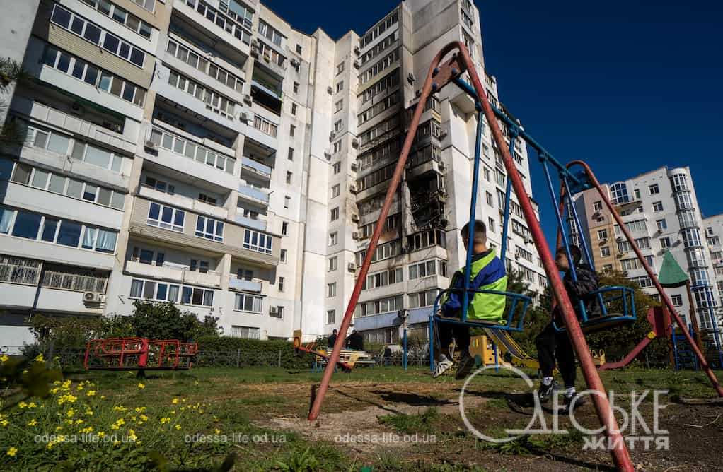 Розбиті вікна та смертоносні уламки: наслідки нічної атаки на Чорноморськ (фото)