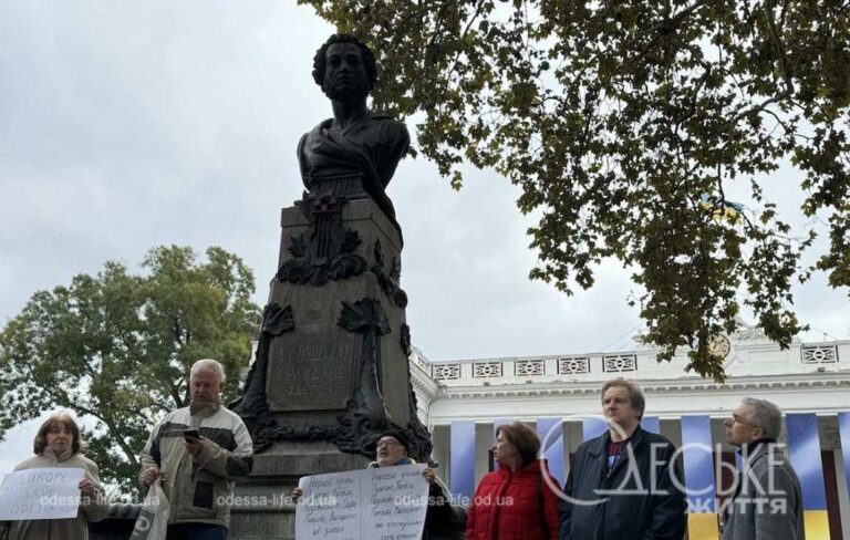 В Одесі біля пам’ятника Пушкіну пройшов пікет проти його знесення (фото, відео)