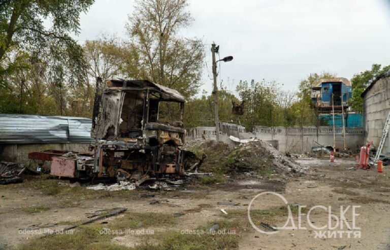 Згорілі авто та вибиті вікна: наслідки нічної «ракетної» атаки в Одесі (фоторепортаж)