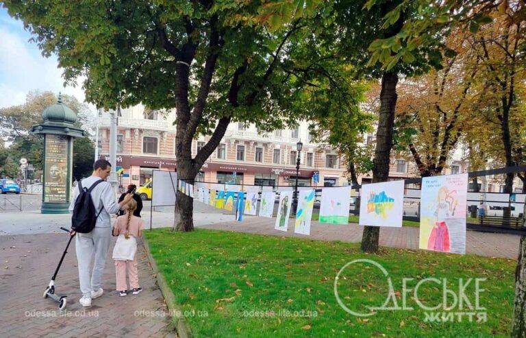 Одеська Соборна площа стала виставковою залою просто неба (фоторепортаж)