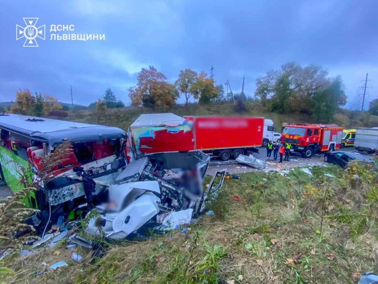 Автобус «Варшава-Одеса» потрапив у масштабну аварію: є загиблі та постраждалі (фото)