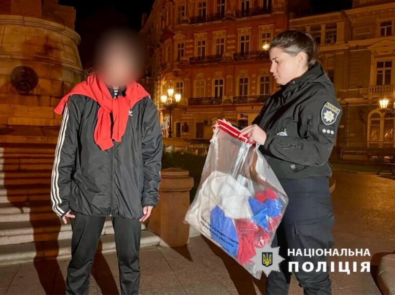 В Одесі жінка хотіла повісити російський прапор на місці пам’ятника Катерині ІІ