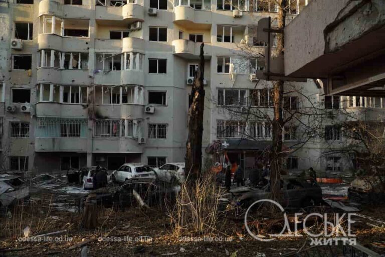 Фоторепортаж із місця ракетного удару по центру Одеси