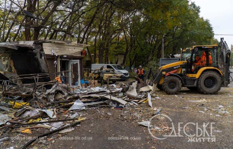 Наслідки нічної атаки на Одесу: будинки в руїнах та розбитий ринок (фоторепортаж)