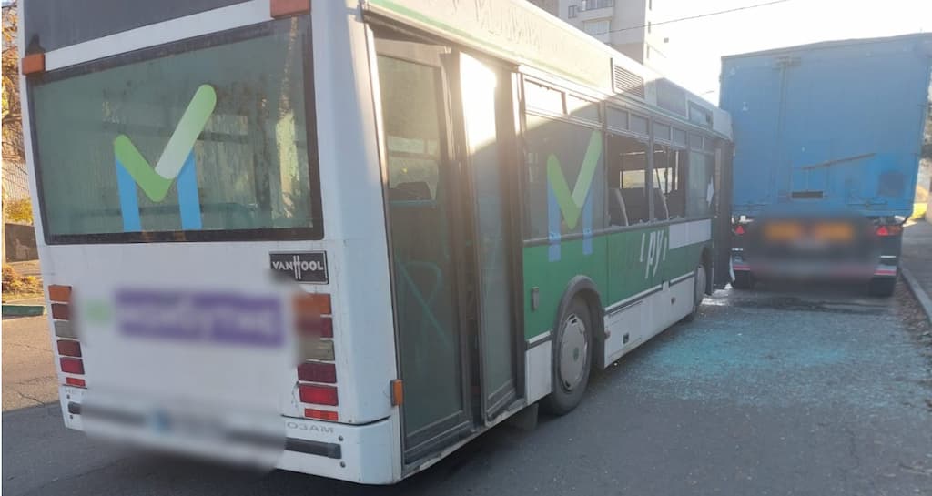 Під Одесою рейсовий автобус в’їхав у тягач: багато постраждалих (фото)