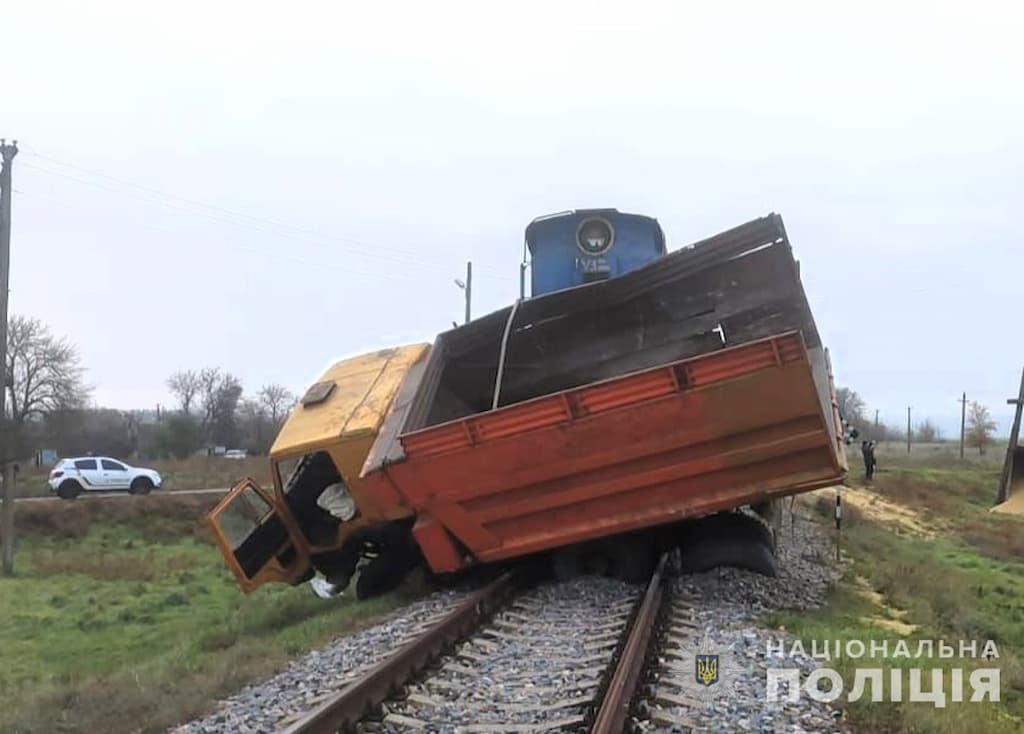 В Одеській області вантажівка зіткнулася з поїздом