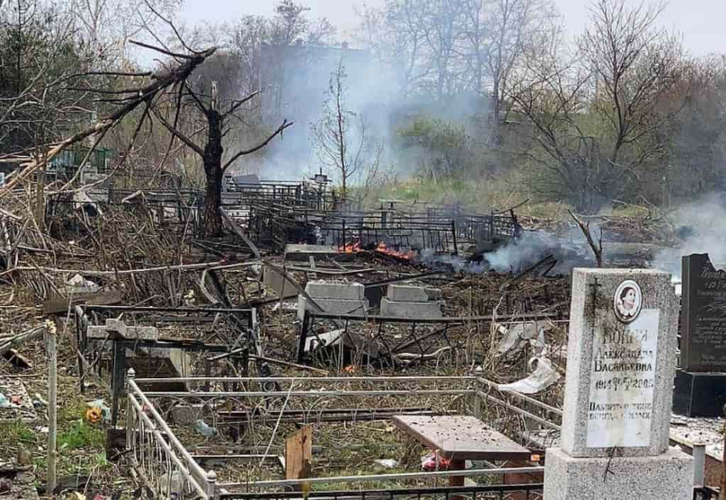 В Одесі внаслідок обстрілу постраждало кладовище, знищено могили (відео)