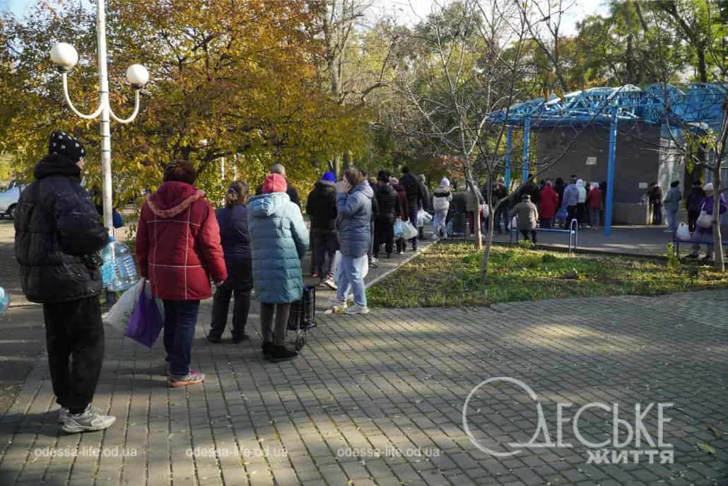 Одесити вишиковуються в черги біля бюветів