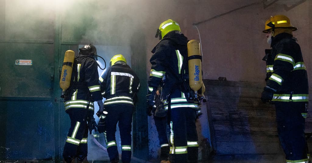 Уночі в Одесі загорівся склад: рятувальники назвали причину