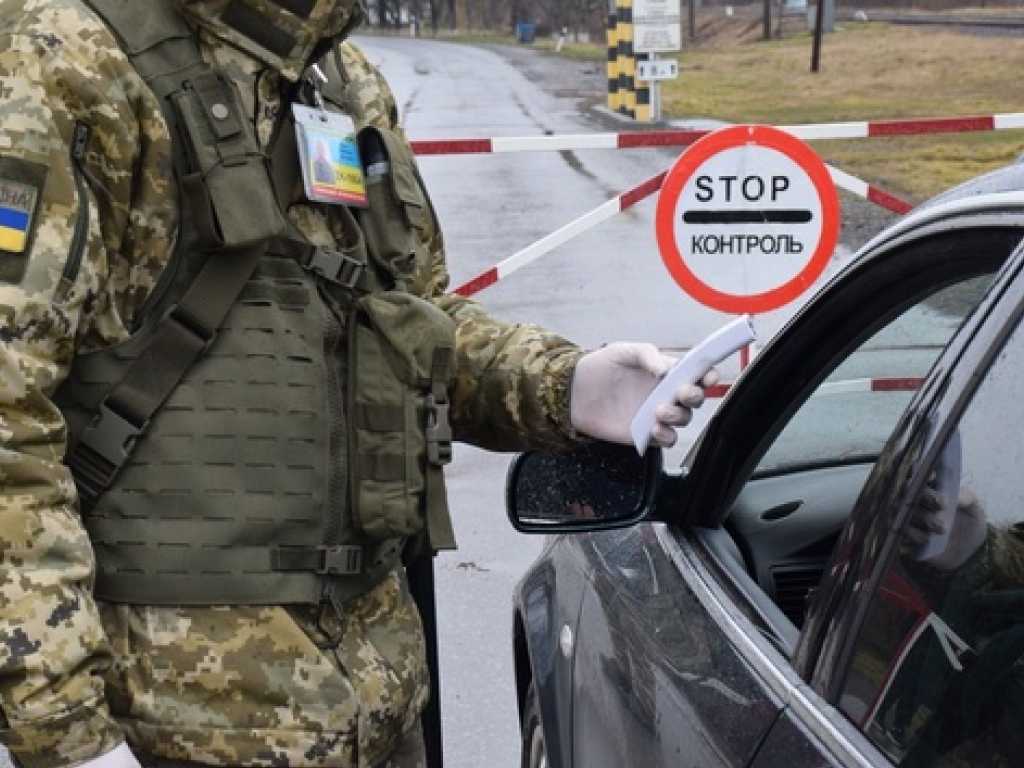 Сховався як у кіно: намагався під причепом вантажівки потрапити за кордон