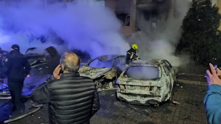 В Одесі дрон влучив у житловий комплекс: загорілася сама будівля та автомобілі (фото)