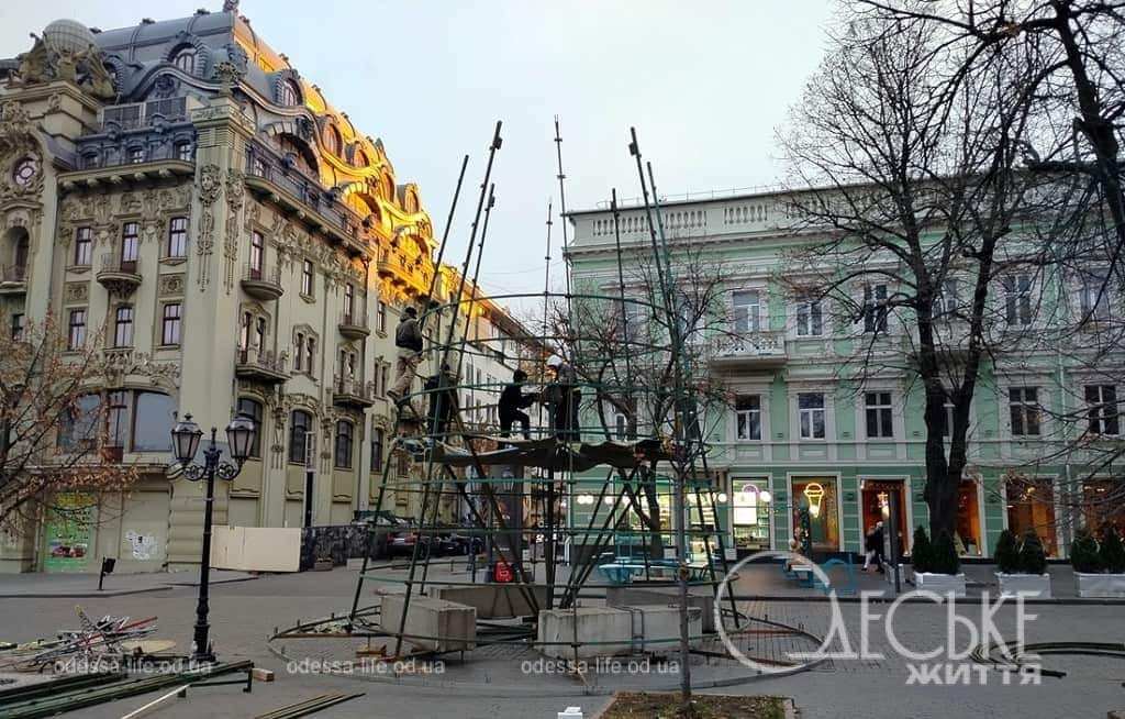 У центрі Одеси встановлюють головну ялинку