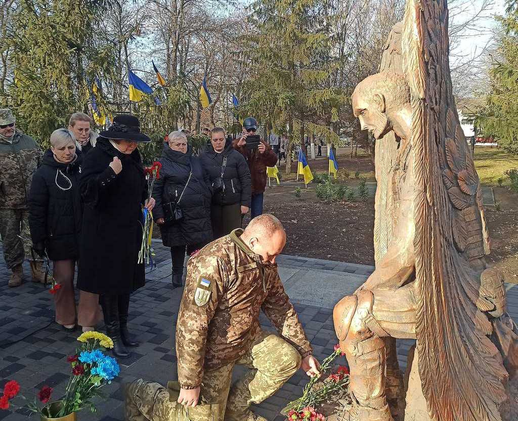 Скульптор з Херсонщини вшановує героїв Миколаївки