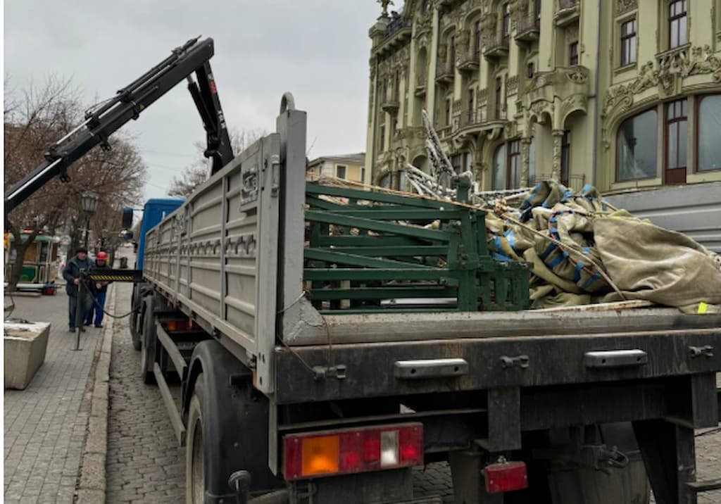 В Одесі встановлюють головну ялинку: коли відкриття