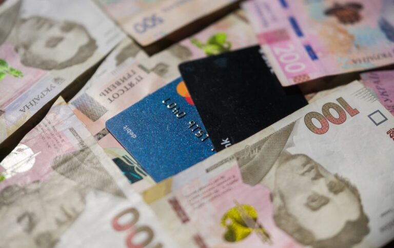Ліміти на зняття готівки в Україні та за кордоном – скільки можна зняти з карт