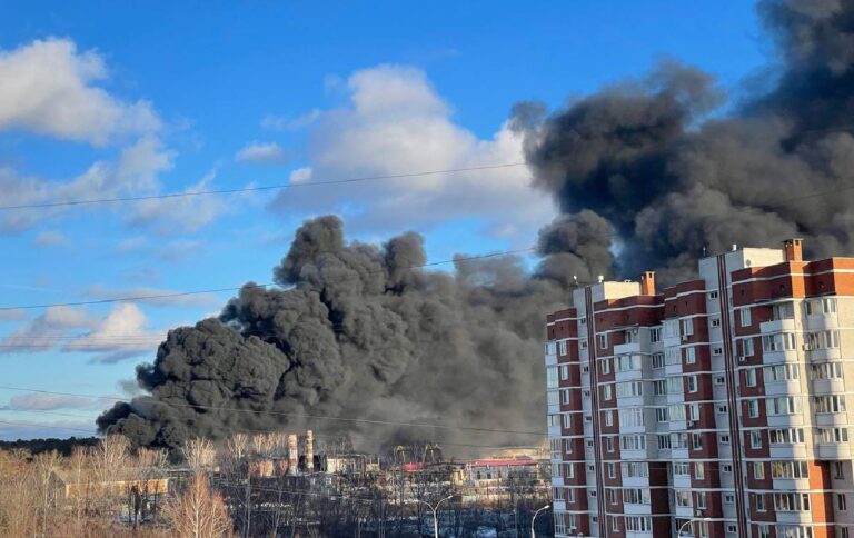 Пожежа на заводі спалахнула в Єкатеринбурзі 1 грудня, фото і відео