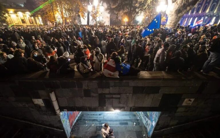 Протести у Грузії – в центрі Тбілісі активістів та ЗМІ атакують невідомі тітушки