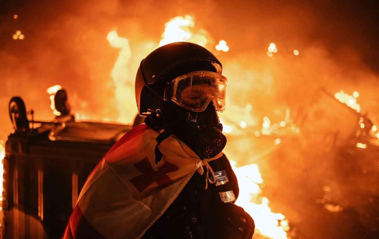 Протести у Грузії – поліцейські відігнали людей від парламенту і жорстко їх затримують