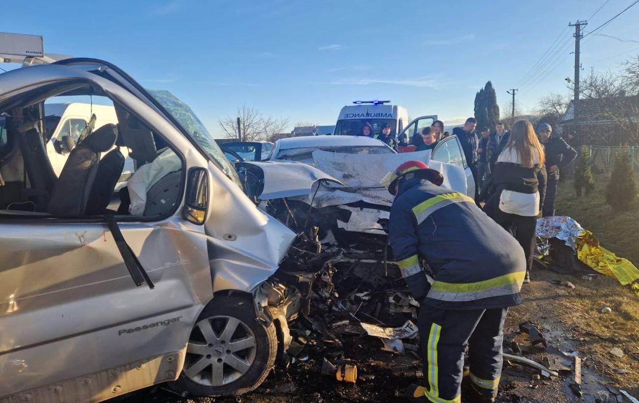 Аварія між позашляховиком та мікроавтобусом на Прикарпатті 22 грудня