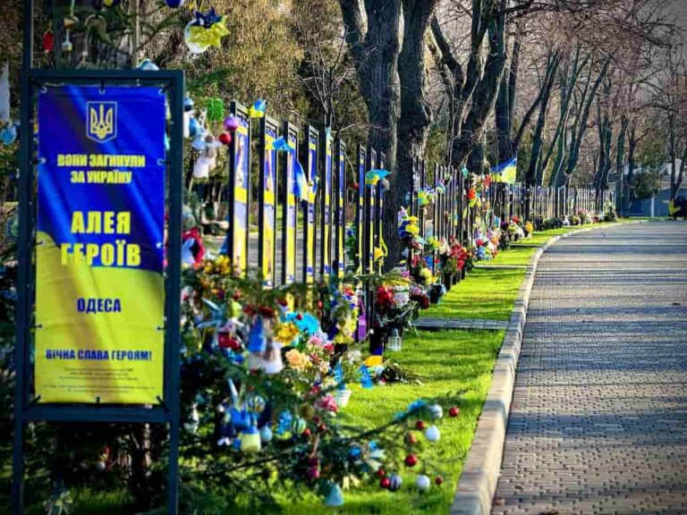 Одеситка дозволила собаці справити нужду на меморіалі