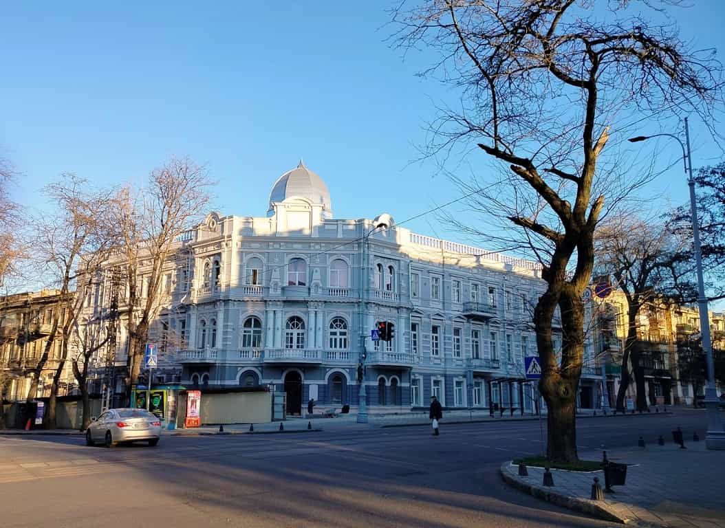 В самому серці Одеси відреставрували фасад будинку з єдинорогами