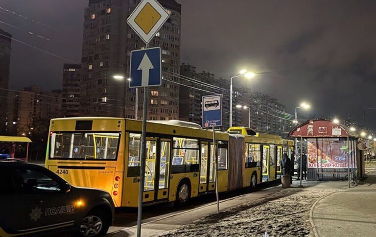 Студенту в автобусі Києва порізали обличчя бритвою через гучну музику – підозра поліції, фото