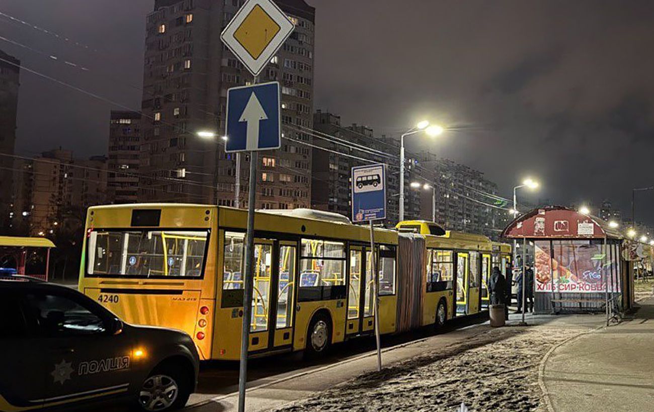 Студенту в автобусі Києва порізали обличчя бритвою через гучну музику – підозра поліції, фото