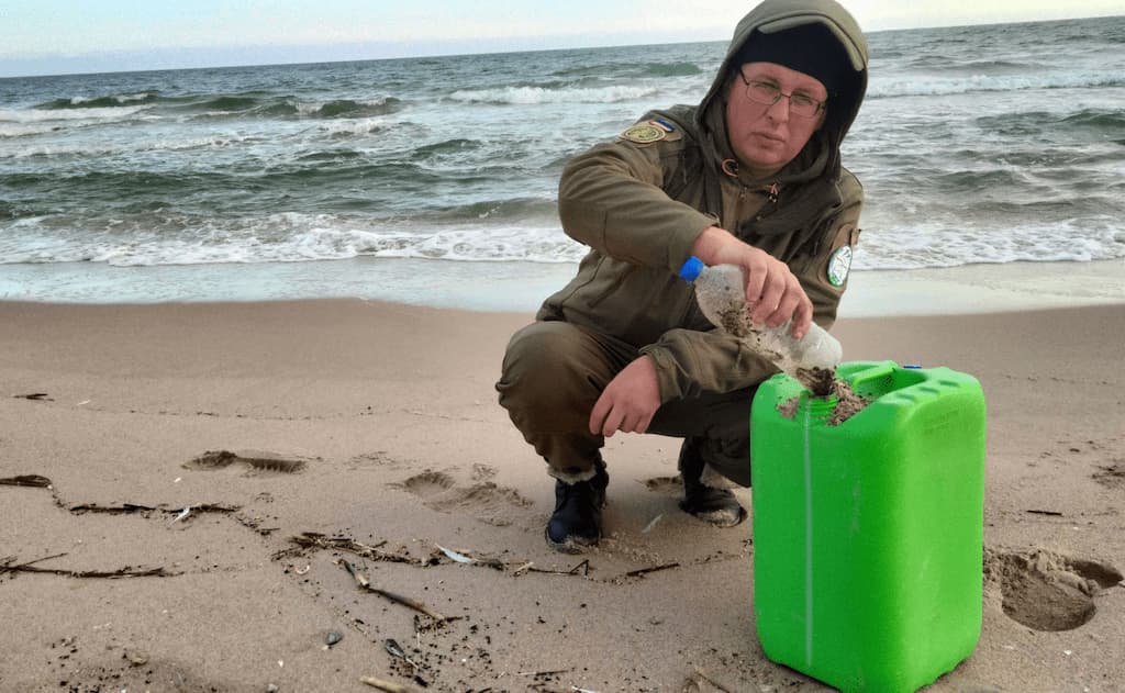 На Узбережжя Одеської області очищають від російського мазуту